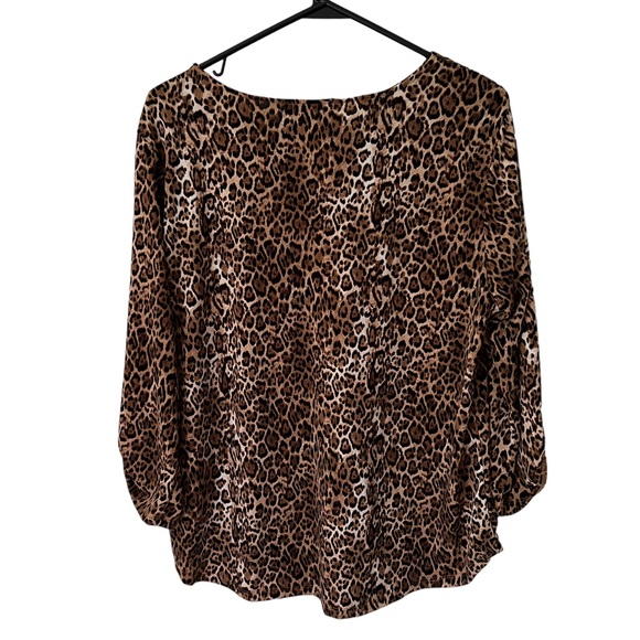 WOMENS LEOPARD PRINT TOP WITH BUTTON SLEEVES AND V NECK SIZE 1XL - Picture 2 of 5